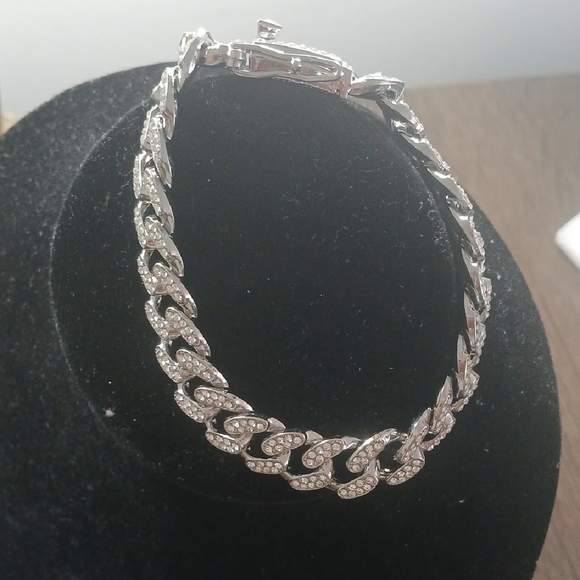 Elegant Silver Bracelet with Crystal Accents - Picture 1 of 6